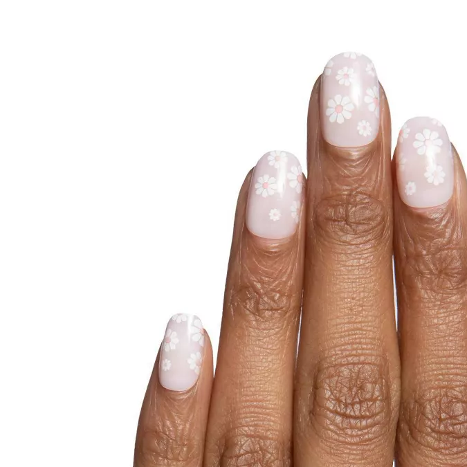 Sets de uñas “press-on” para conseguir un manicure instantáneo