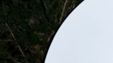 Kourtney Kardashian presume su baby bump con un micro bikini muy estilo ‘Barbiecore’