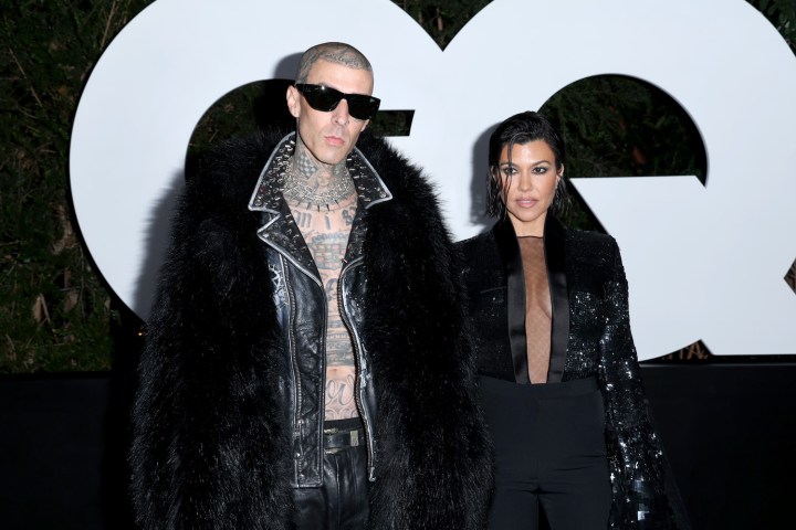 Kourtney Kardashian presume su baby bump con un micro bikini muy estilo ‘Barbiecore’