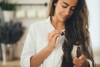 Aceites que ayudarán a que tu cabello se vea y se sienta más sano por menos de $30 dólares