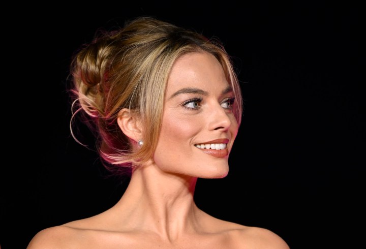 Conoce el bálsamo para labios favorito de Margot Robbie que cuesta solo $4.99