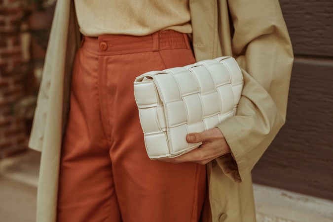 Mira estas prácticas 8 bolsas acolchadas que puedes comprar desde $17 dólares