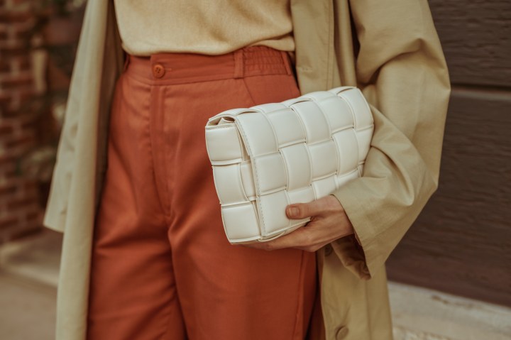 Mira estas prácticas 8 bolsas acolchadas que puedes comprar desde $17 dólares