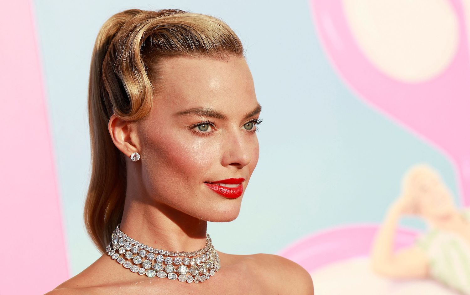 La maquillista de Margot Robbie enseña cómo hacer el look que la actriz usó en la premier de "Barbie"