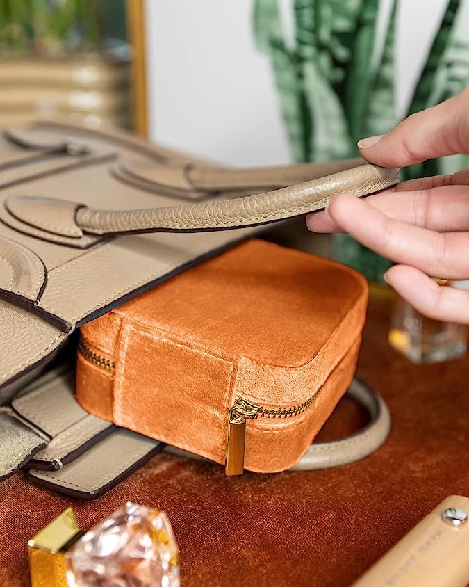 Conoce el organizador de joyería de viaje favorito de Oprah que puedes comprar por menos de $20 dólares