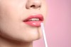 Conoce 5 populares dupes del icónico lip oil de Dior por menos $18 dólares