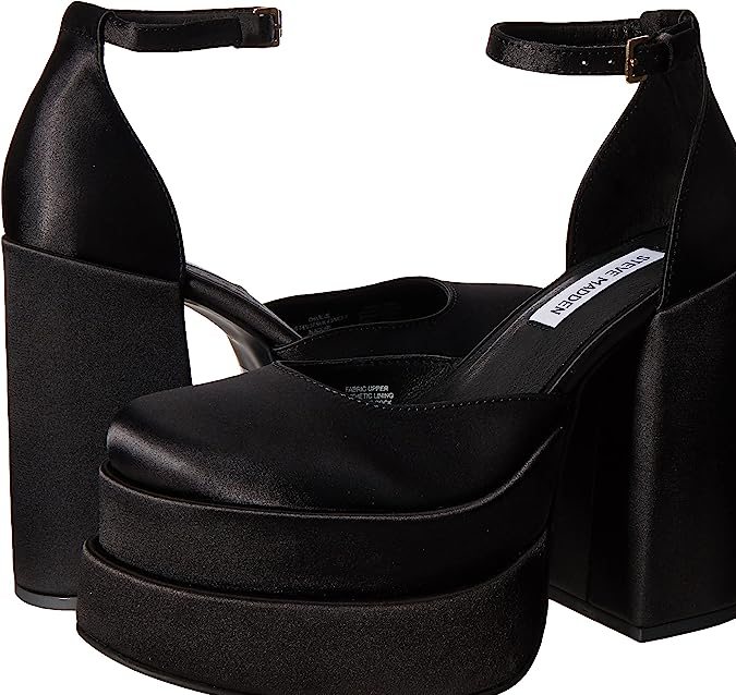 Hermosos dupes de los zapatos de plataforma de Shakira en los Premios Juventud 2023