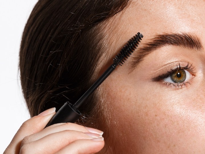 Gel de cejas para peinarlas y fijarlas en su lugar por muchas horas