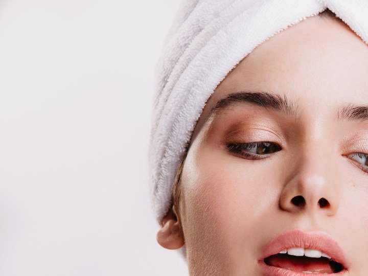 Sandwich de corrector: el hack viral de TikTok para aplicar este producto de maquillaje