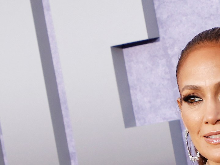 Jennifer Lopez muestra cómo llevar un traje de baño completo que es sexy pero elegante