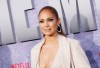Jennifer Lopez muestra cómo llevar un traje de baño completo que es sexy pero elegante