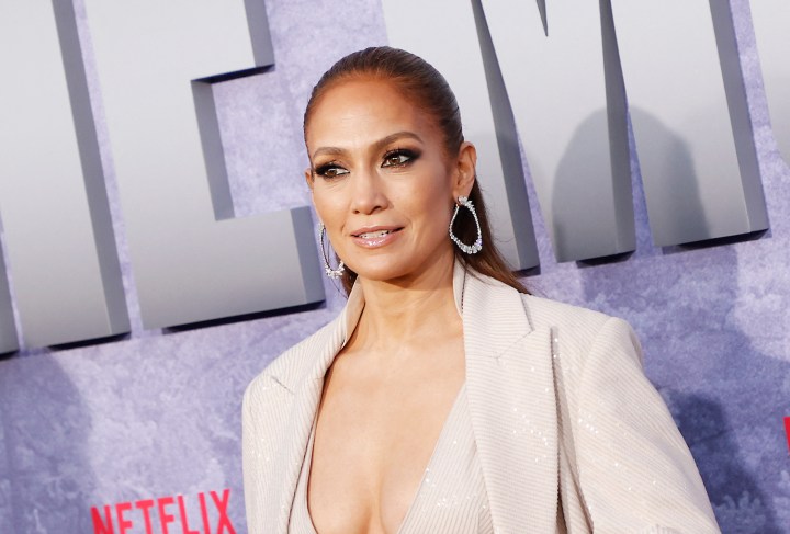 Jennifer Lopez muestra cómo llevar un traje de baño completo que es sexy pero elegante