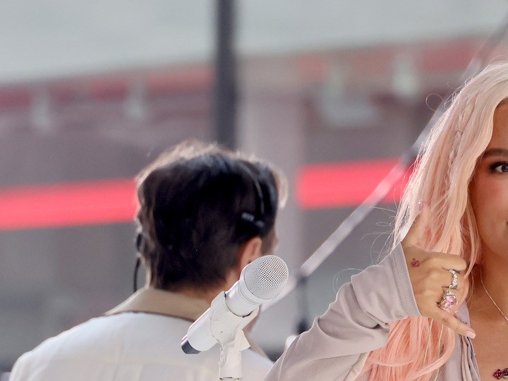 Karol G cambia de look y se une a la tendencia del fleco que sigue de moda