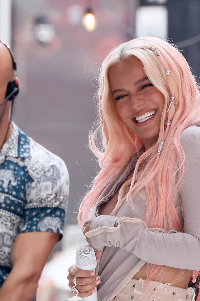 Karol G cambia de look y se une a la tendencia del fleco que sigue de moda