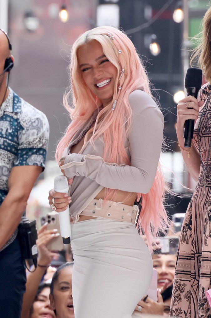 Karol G cambia de look y se une a la tendencia del fleco que sigue de moda