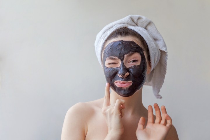 Conoce el limpiador facial de carbón que las compradoras adoran porque “desaparece” sus poros