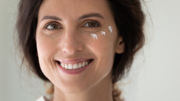 Los mejores primers para pieles 40+ por menos de $40 dólares, de acuerdo a los expertos