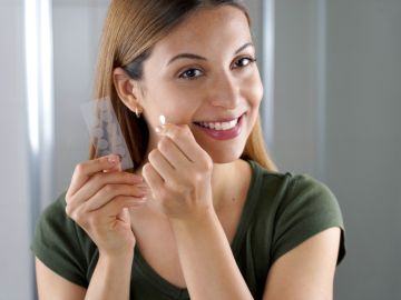 Parches para acné: cómo elegirlos, aplicarlos y opciones para probar en casa