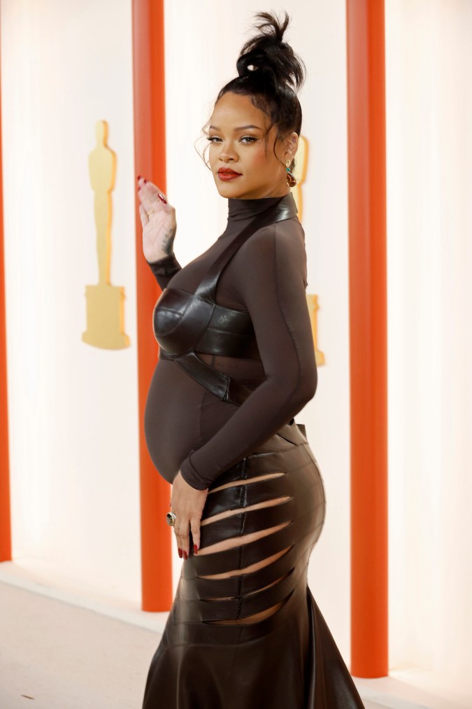 Rihanna presume su baby bump mientras promociona la nueva lencería de Savage x Fenty