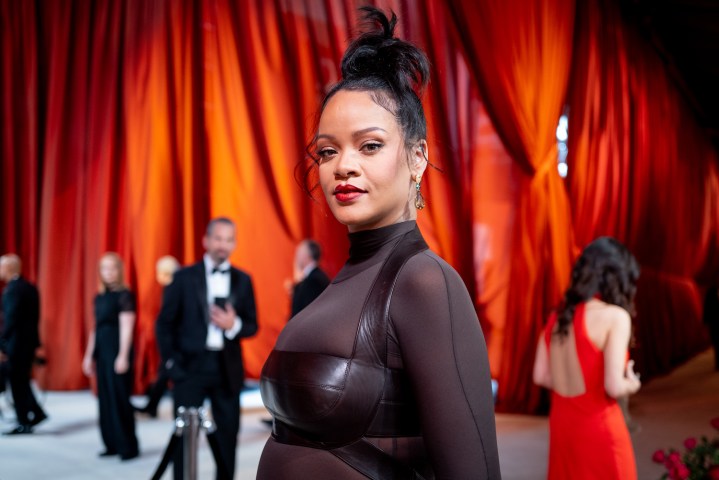 Rihanna presume su baby bump mientras promociona la nueva lencería de Savage x Fenty