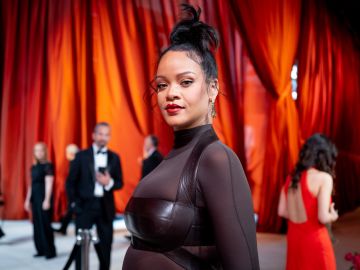 Rihanna presume su baby bump mientras promociona la nueva lencería de Savage x Fenty