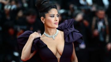 Salma Hayek presume cinturita y celebra el Día del Bikini con un traje de baño boho