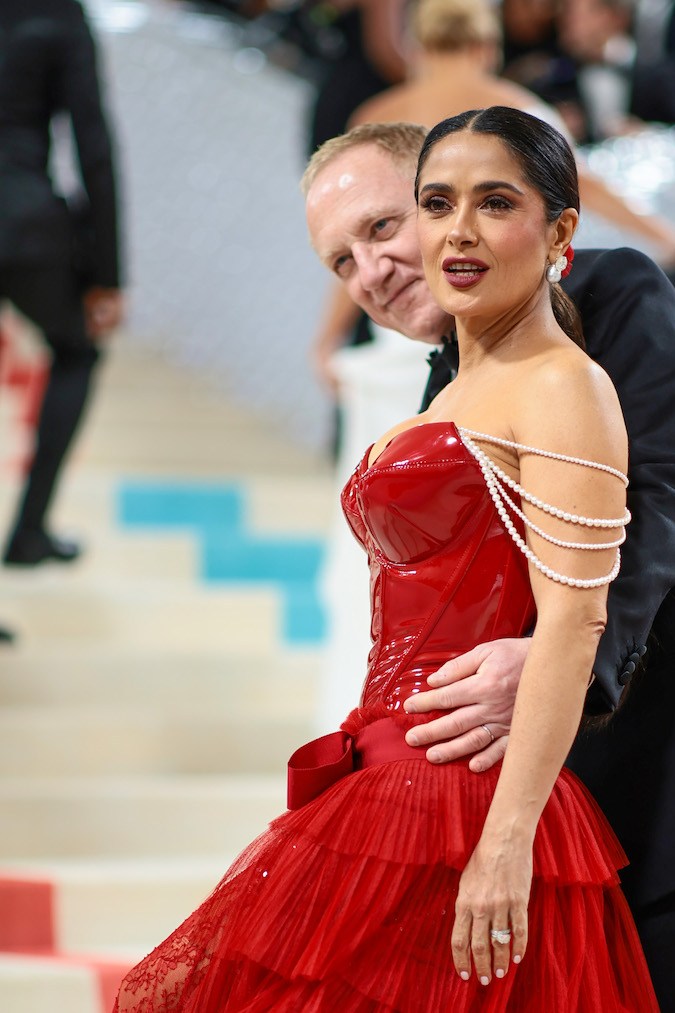 Salma Hayek enseña sus canas y comparte un “tip” para cubrirlas sin tinte