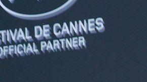 Salma Hayek enseña sus canas y comparte un “tip” para cubrirlas sin tinte