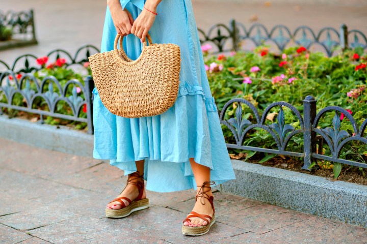 Las mejores sandalias que puedes usar con tus maxi vestidos y faldas largas