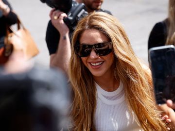 Shakira demuestra con mucho estilo que sí se puede usar pantalones de piel en verano