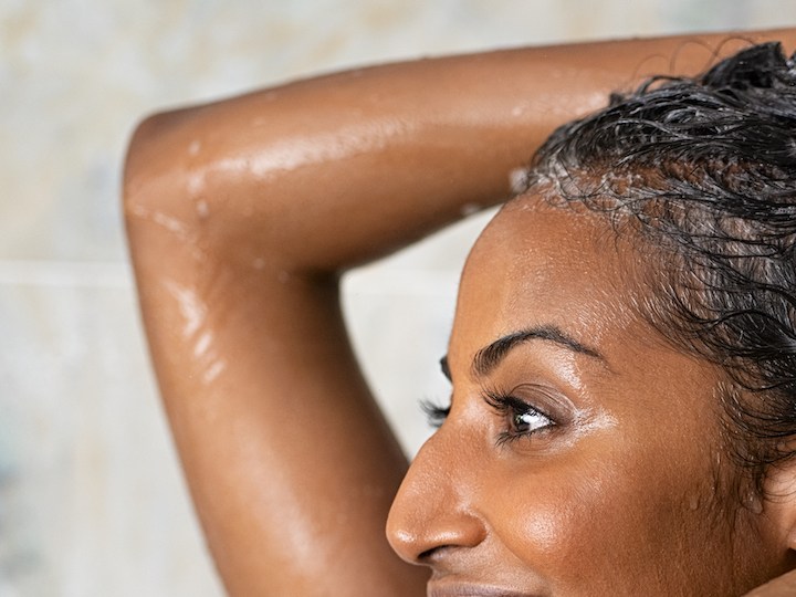 4 shampoos anticaspa de acuerdo al tipo de problema que tienes en el cuero cabelludo