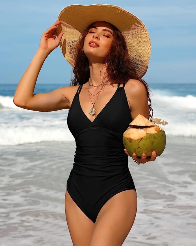7 trajes de baño negros de una pieza que son sexys y muy favorecedores por menos de $40 dólares