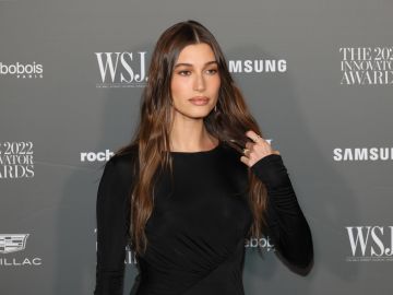 Conoce el aceite facial que Hailey Bieber usa en la noche y cuesta menos de $15 dólares