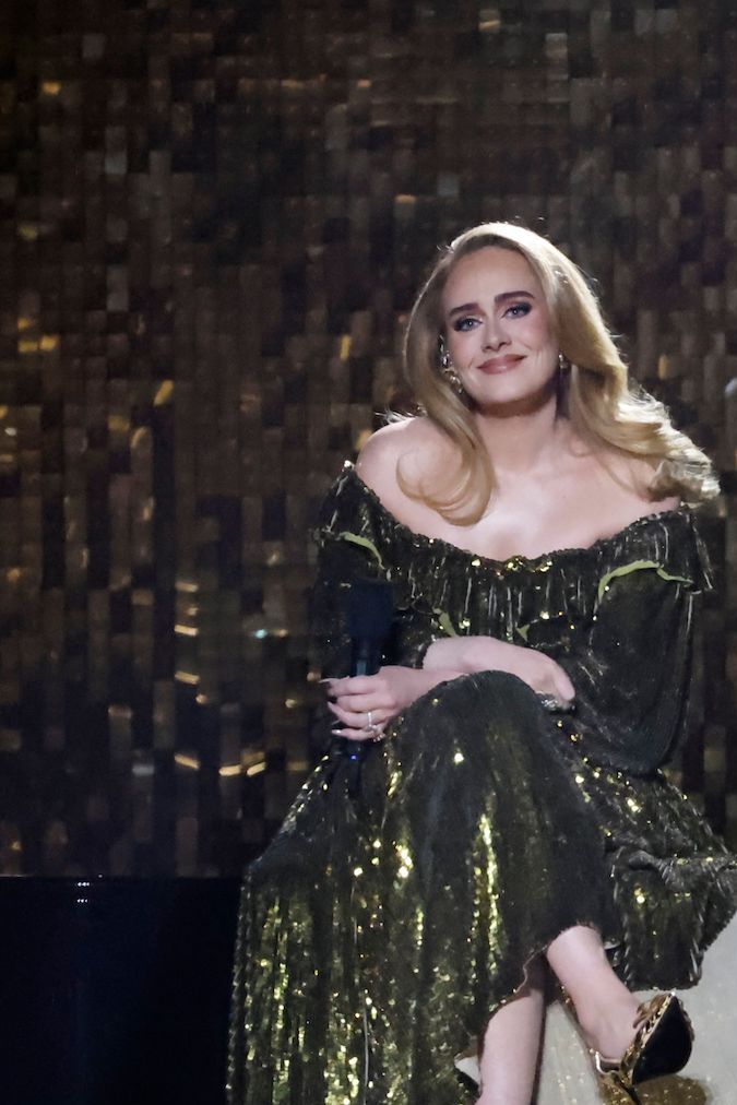 Adele colapsa tras bambalinas y revela que su equipo tuvo que levantar todo su cuerpo del piso