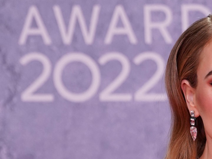 Adele colapsa tras bambalinas y revela que su equipo tuvo que levantar todo su cuerpo del piso