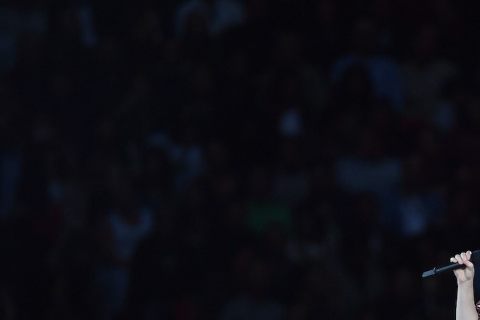 Adele colapsa tras bambalinas y revela que su equipo tuvo que levantar todo su cuerpo del piso