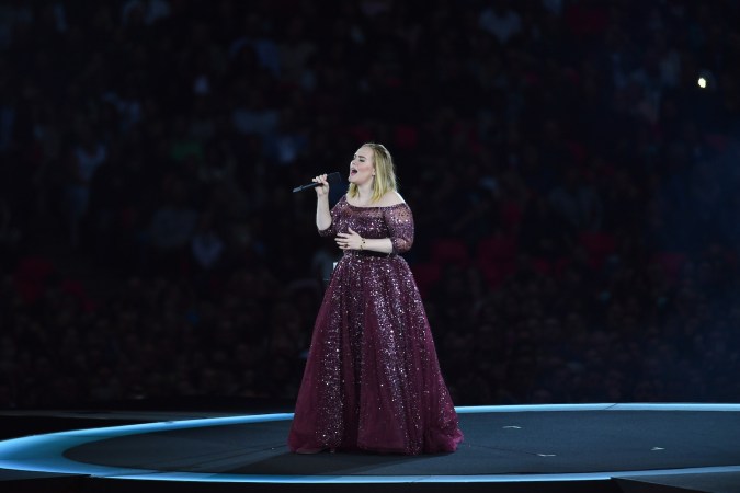 Adele colapsa tras bambalinas y revela que su equipo tuvo que levantar todo su cuerpo del piso