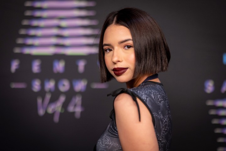 Ángela Aguilar comparte una foto con cabello largo y sus fans la llenan de elogios