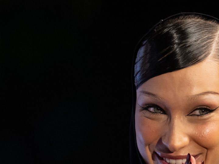 Bella Hadid está de regreso y aparece en lencería nupcial en su cuenta de TikTok