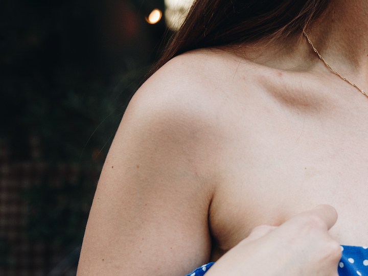 Conoce la blusa viral que puedes usar en verano y otoño, que cuesta menos de $30 dólares
