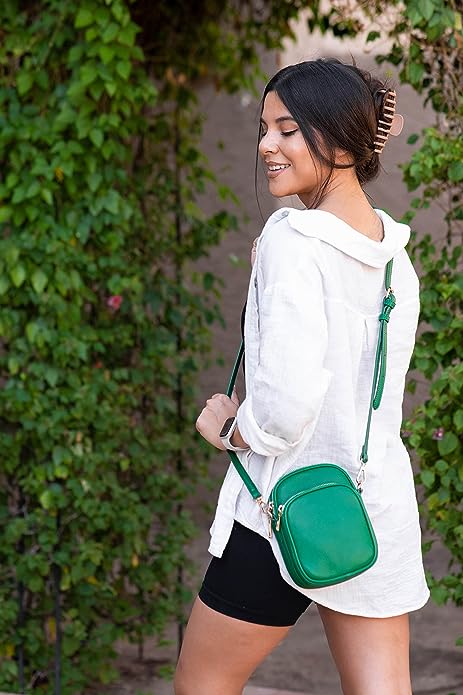 La bolsa crossbody favorita de Oprah está en Amazon y cuesta menos de $36 dólares