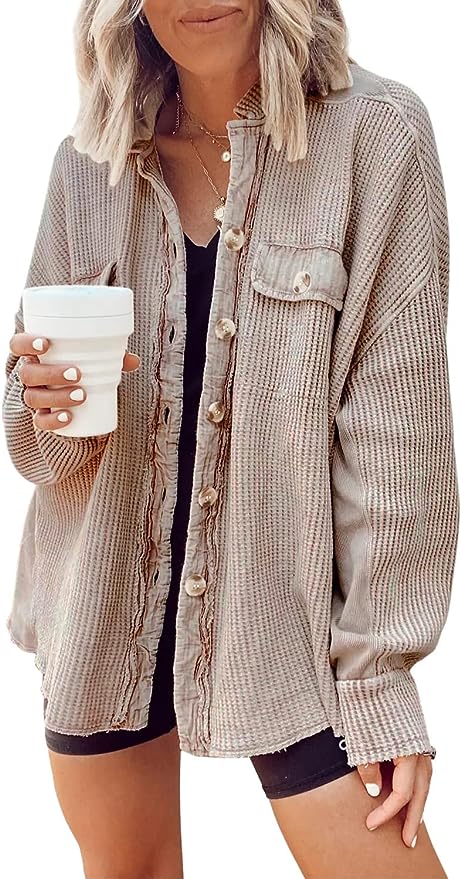 7 ‘shackets’ ideales para comprar antes de otoño y que cuestan menos de $45 dólares