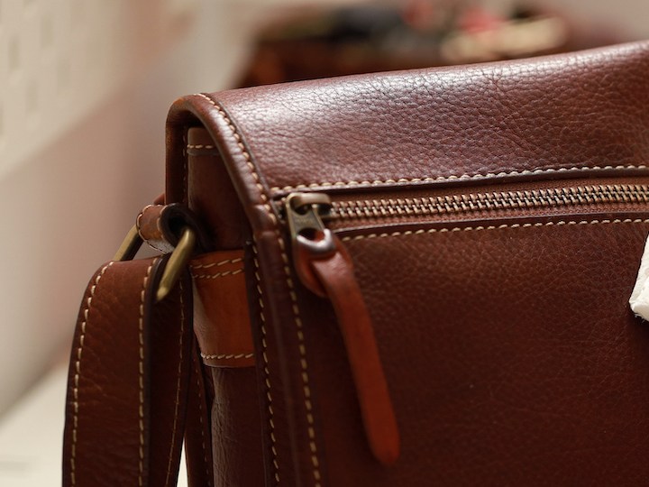 X tips prácticos para cuidar tus bolsas de piel y que se vean bien por muchos años
