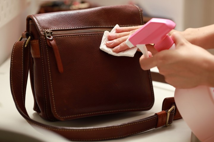 X tips prácticos para cuidar tus bolsas de piel y que se vean bien por muchos años