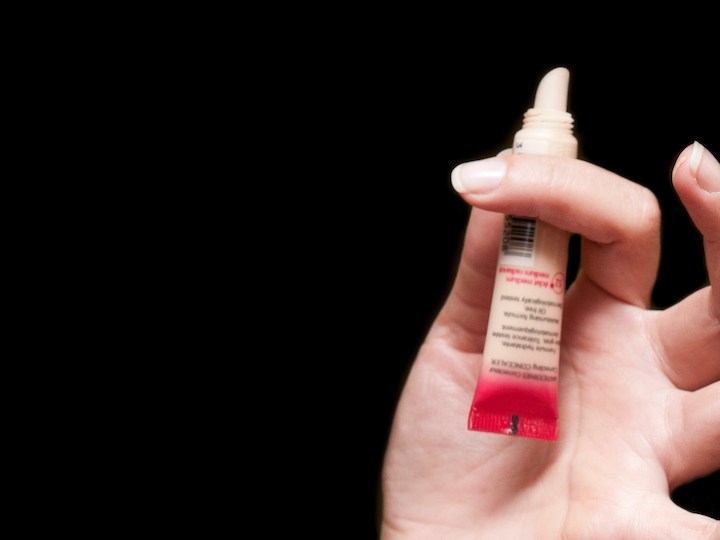 Conoce el corrector de maquillaje para pieles jóvenes y maduras que solo cuesta $6 dólares