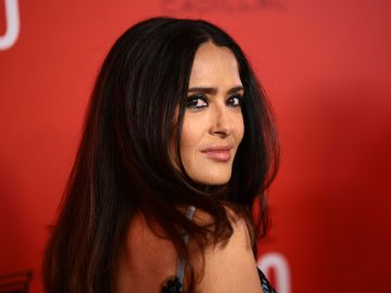 La crema de ojos que la esteticista de Salma Hayek recomienda por sus “resultados inmediatos”