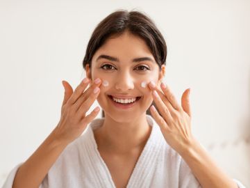 Conoce la crema facial viral en TikTok que te ayuda a reparar la piel y cuesta $18 dólares