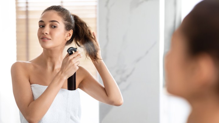 Dile adiós al frizz con estos 5 aceites para cabello que cuestan menos de $30 dólares