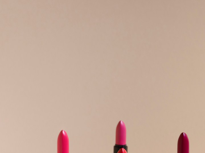 5 dupes populares del labial ‘black honey’ de Clinique desde $5 dólares