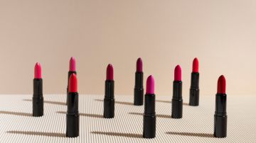 5 dupes populares del labial ‘black honey’ de Clinique desde $5 dólares